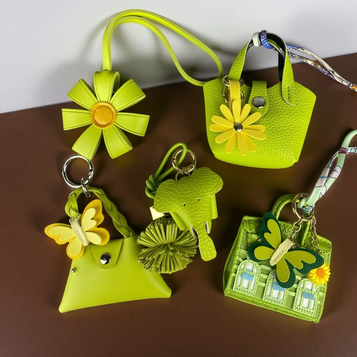 pochette ornementale cuir vert citron motif floral pince elephanțt cadeau voyage accompagnement mini sac écouteurs câbles organisateur