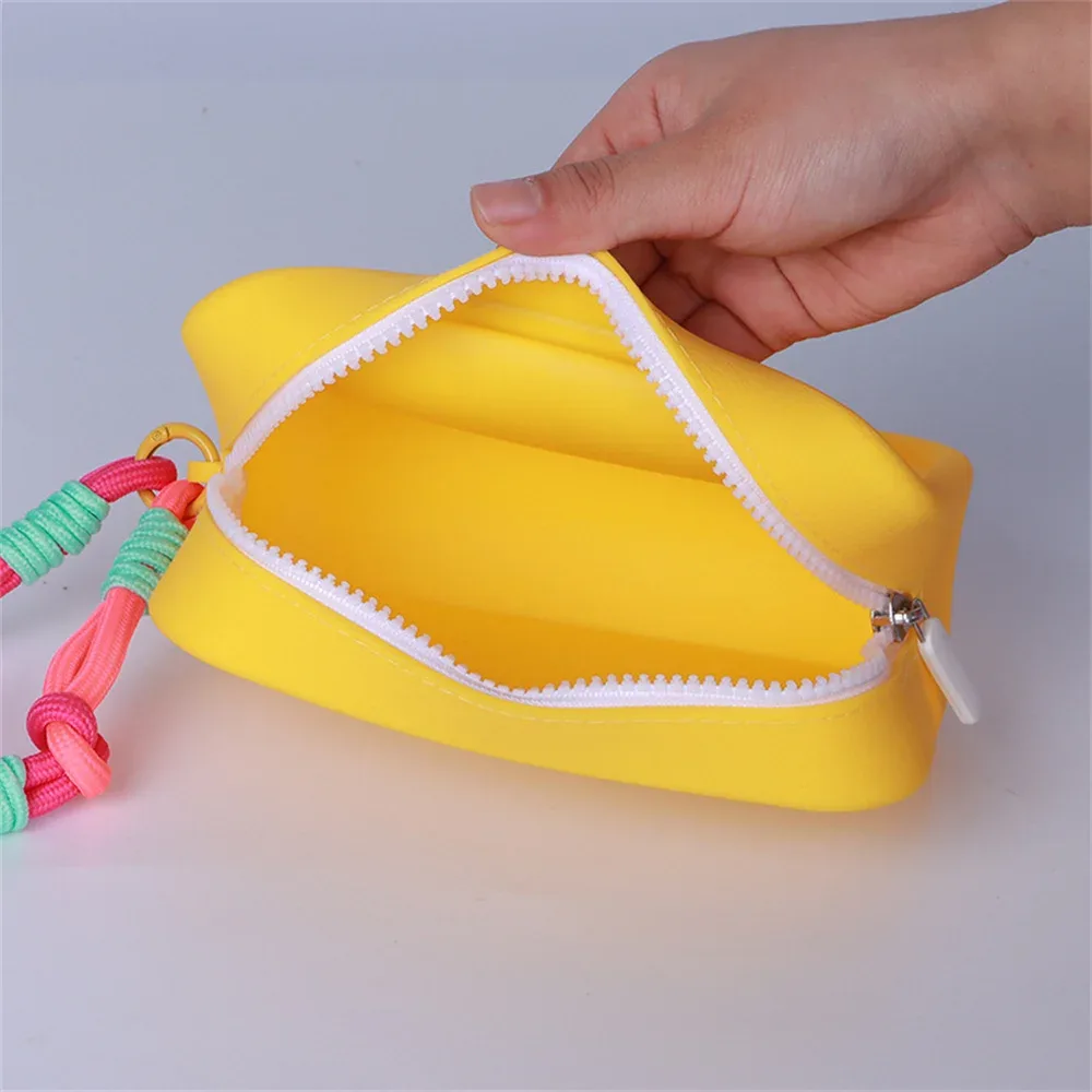 sac de maquillage en silicone couleur bonbon, avec corde de poignet tressée, sacs à cosmétiques portables avec lanière, sac de toilette étanche à fermeture éclair pour rouge à lèvres
