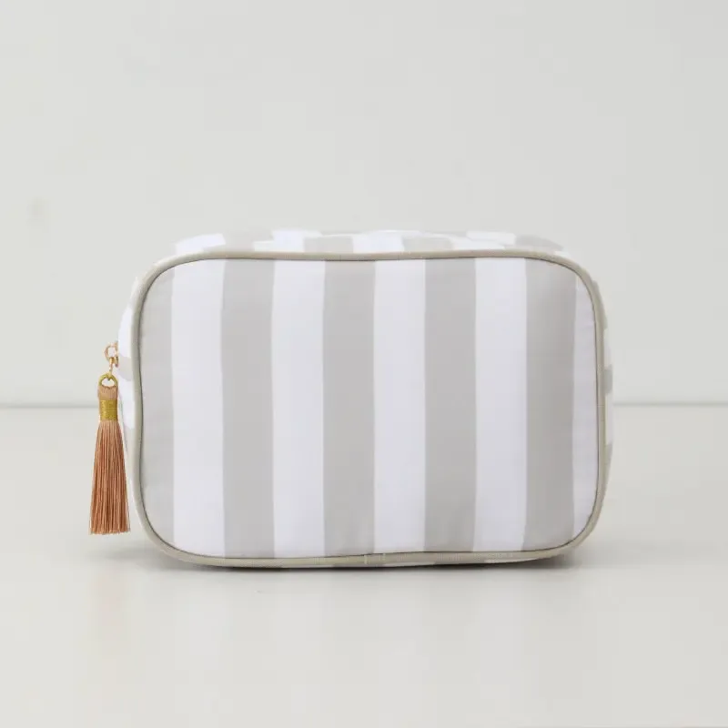 pochette de maquillage personnalisée brodée en seersucker, rayée et matelassée, pour cosmétiques, cadeau de mariage pour demoiselle d'honneur, organiseur de voyage pour articles de toilette avec fermeture éclair