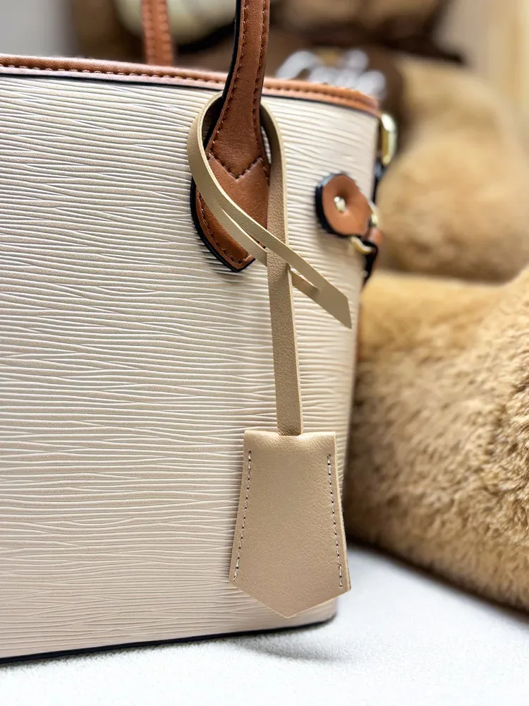 lettre personnalisable gratuite, nouveaux accessoires de sac en cuir pu, pendentif d'étiquette de bagage personnalisé multicolore, en stock pour garçons et filles