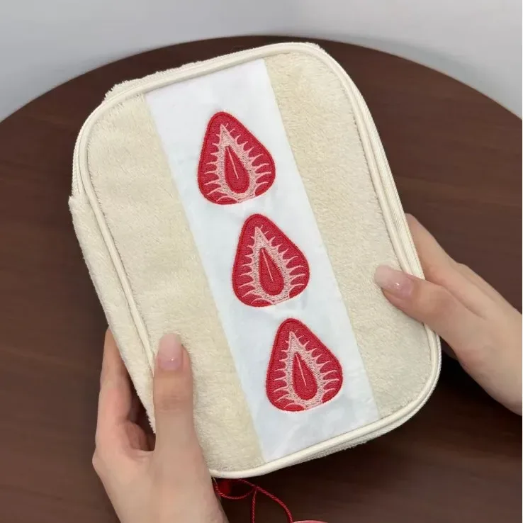 trousse de maquillage en peluche brodée motif fraise, sac de rangement multifonctionnel pour femme, sac à l'aspect esthétique.