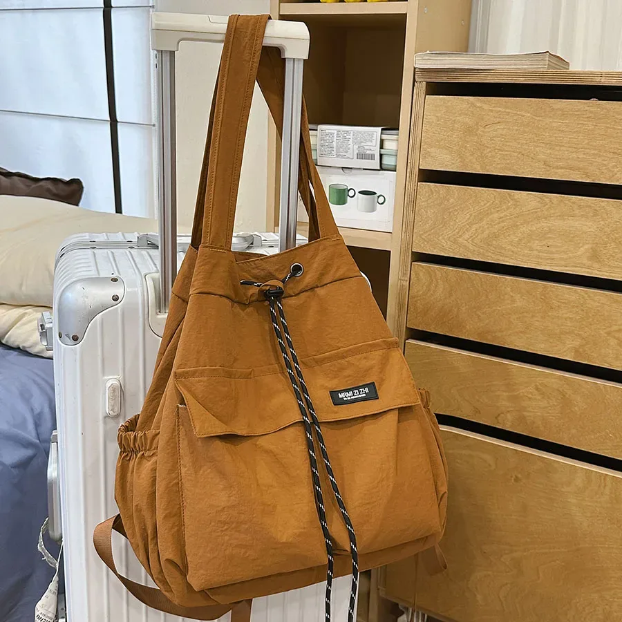 sac à dos de voyage 2-en-1 pour femmes, léger, de style coréen, décontracté, sac à bandoulière multifonctionnel avec cordon de serrage pour étudiantes.