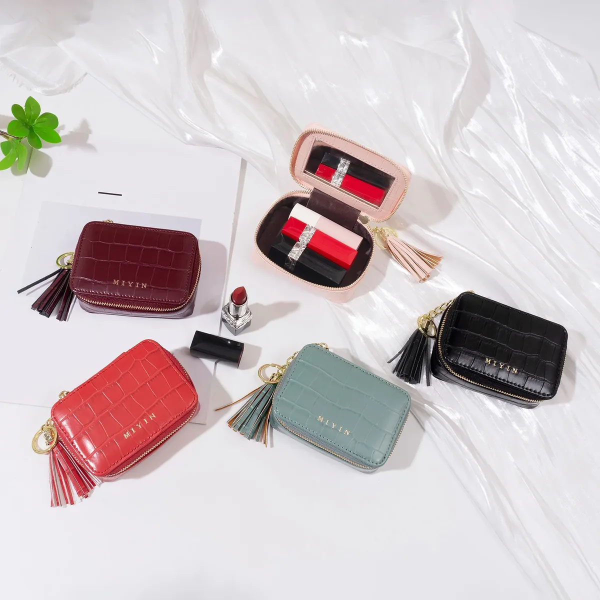 pochette à rouge à lèvres mini portable élégante pour femme, motif crocodile, sac carré à fermeture éclair avec pompon, trousse de maquillage simple couleur unie avec lettre