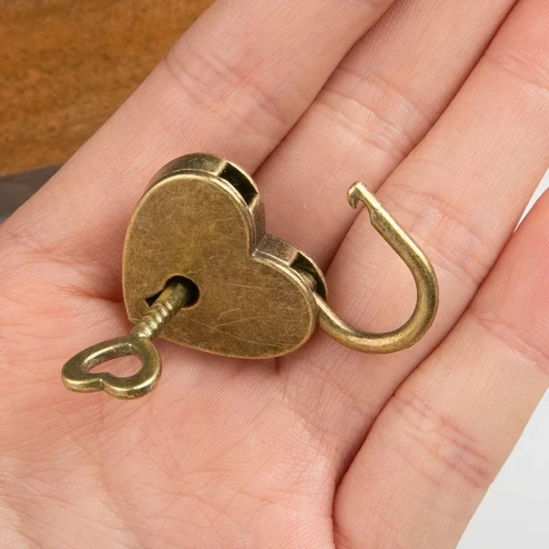 mini cadenas vintage en forme de cœur avec clé, idéal pour tiroirs, armoires, bagages, sacs à dos, dortoirs et petits usages domestiques (1 pièce)