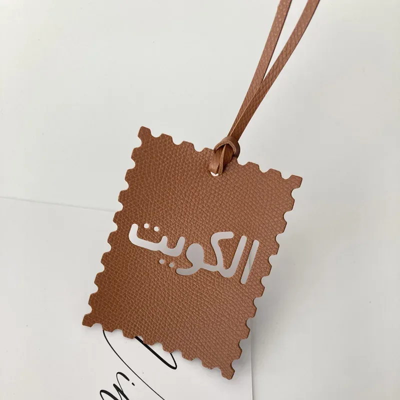 étiquette bagage imitation cuir motif dentelé couleur multiple texte arabes voyage identité valises nom adresse