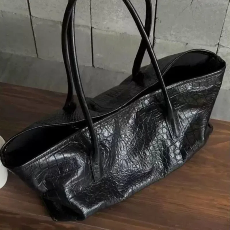 sac fourre-tout noir rétro pour femmes, en similicuir gaufré façon crocodile, grande capacité, sac à bandoulière, sac à main polyvalent pour femmes, idéal pour les trajets quotidiens.