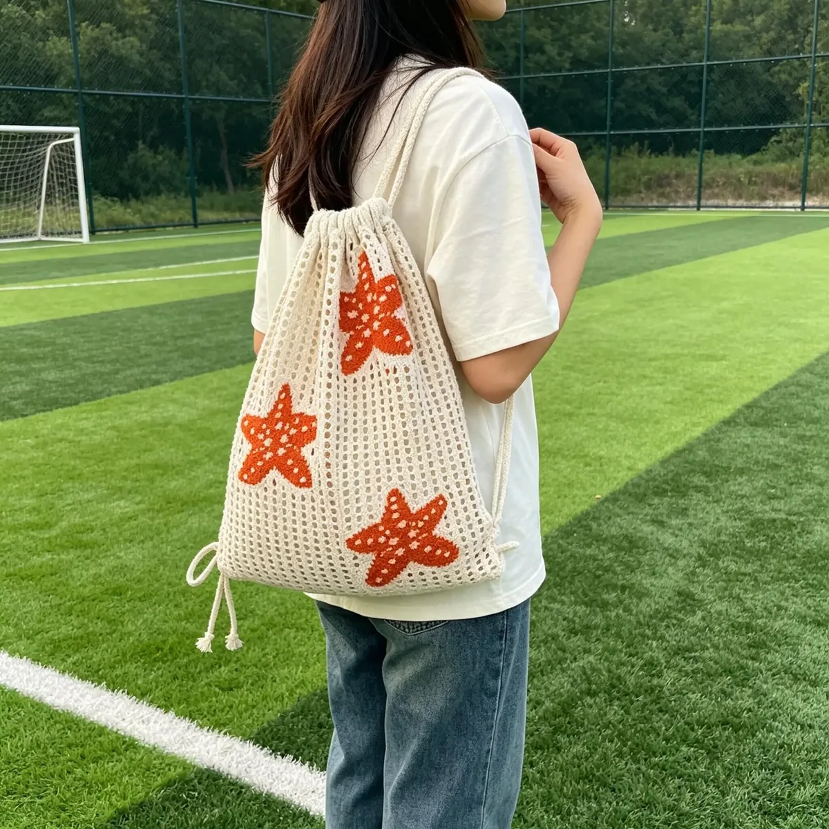sac à dos tendance en maille brodée étoile de mer ajourée - grande capacité avec cordon de serrage, motif étoile de mer orange, peut contenir un ballon de basket, un ballon de football et des équipements de camping, en