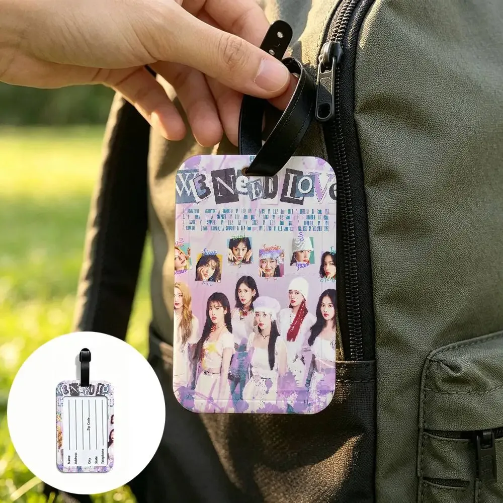 étiquette de bagage en pvc multi-scènes du groupe kpop s-stayc, design anti-perte avec carte d'information pour sac à dos et bagages de voyage.