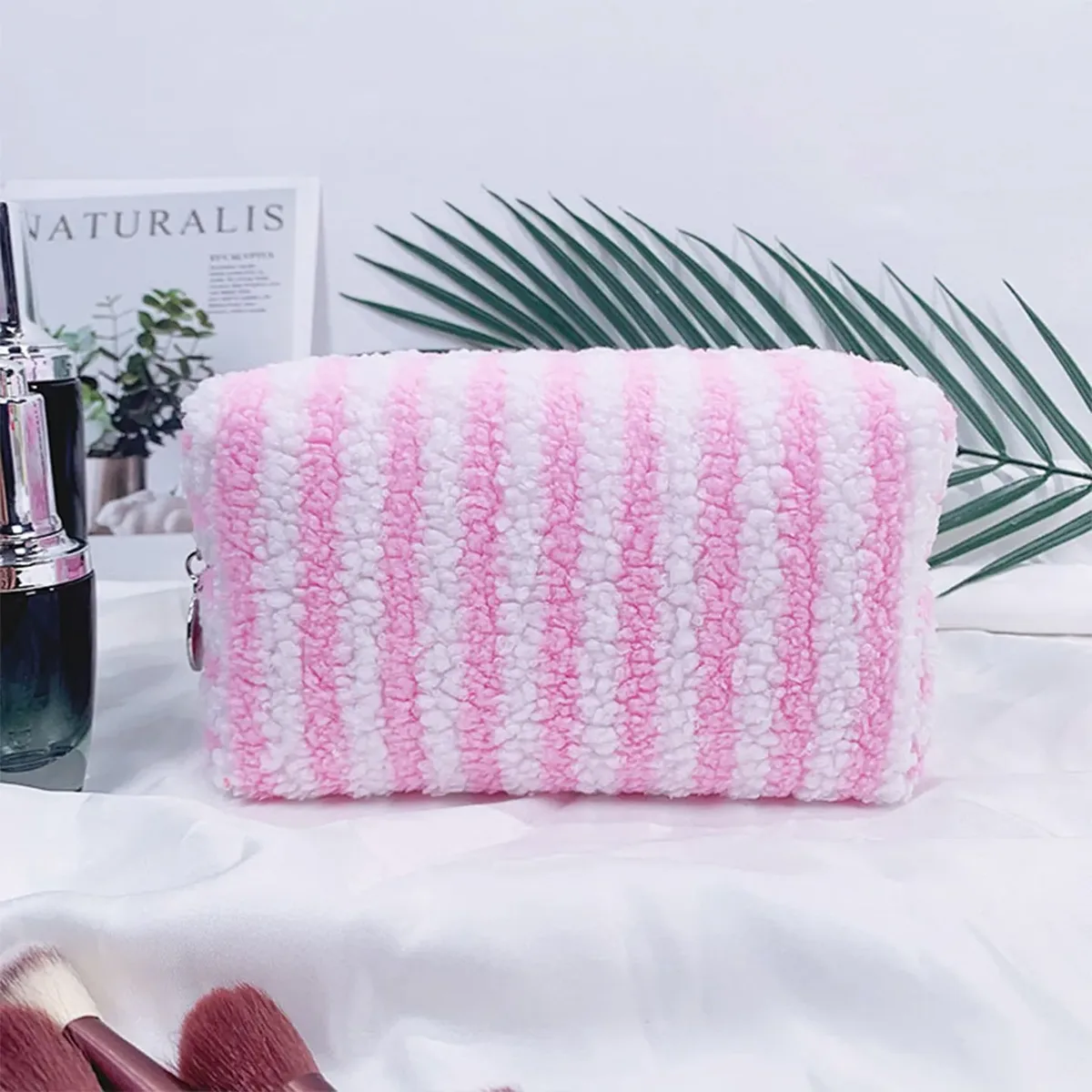 pochette de maquillage personnalisée brodée en seersucker, grande pochette cosmétique rayée matelassée, organiseur de toilette de voyage, cadeau de mariage pour demoiselle d'honneur