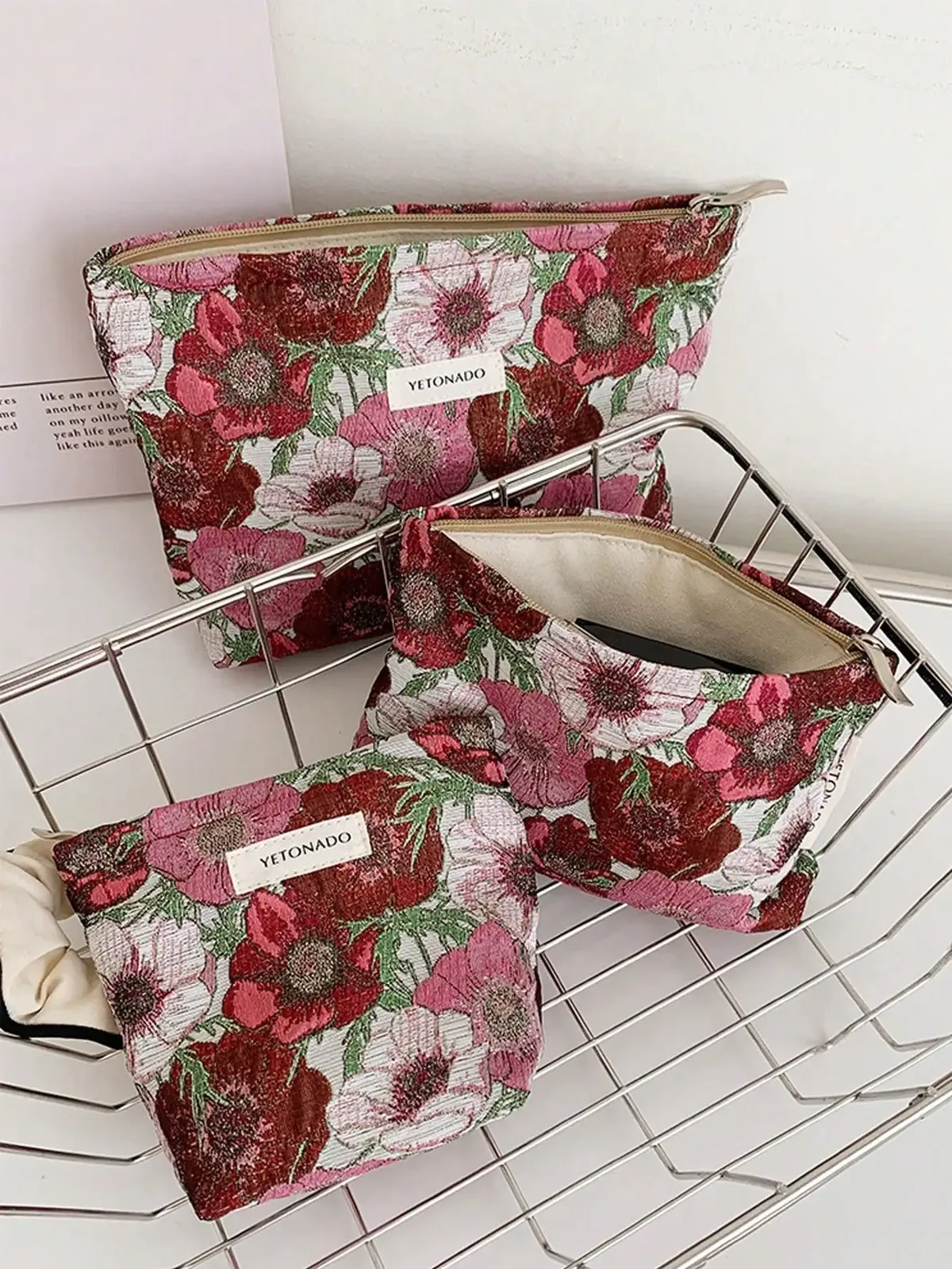 trousse polyester motif floral rose rouge voyage maquillage toile brillante petit rectangulaire fermeture glissière dorée