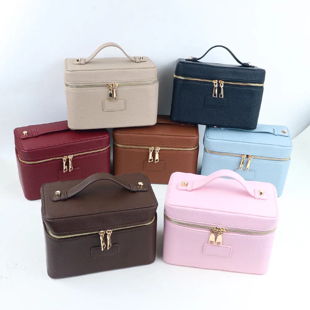 pochette à maquillage personnalisée en cuir pu avec compartiments, grande capacité, et inclut une trousse de maquillage.
