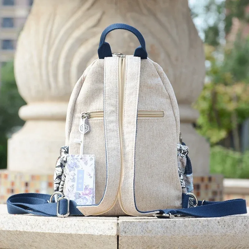 sac à dos brodé artistique pour femmes, design ultra léger pour un transport sans effort, sacs à bandoulière élégants, sac à dos compact
