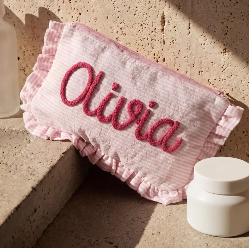 pochette à maquillage personnalisée en seersucker à volants, trousse de toilette en chenille avec nom, sac de voyage pour cosmétiques, cadeau pour elle, trousse de maquillage du matin pour la mariée