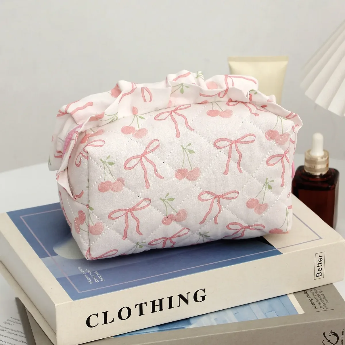 sac de maquillage imprimé floral avec nœud papillon à bord ébouriffé, sac à stylos matelassé de grande capacité, sac de rangement de cosmétiques pour femmes, sac de lavage de voyage, pochette