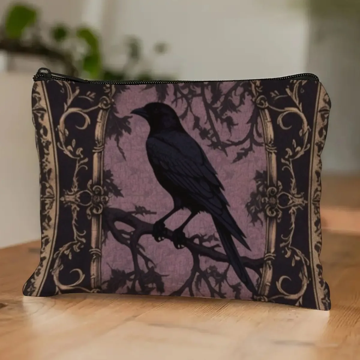 pochette cosmétique gothique d'halloween exquise, corbeau noir mystérieux dans un cadre baroque, accessoire de mode léger et durable