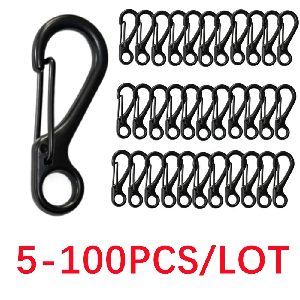 carabiner métal noir clip ressort sangles voyage camping escalade survie activités plein air randonnée utilisation rapide sécurisée conception robuste