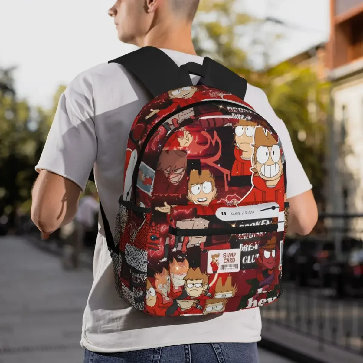 sac dos polyester rouge motif personnages animaux poignées noires poches latérales filet noir forme rectangulaire capacité 20 35 litres usage étudiant scolaire randonnée voyage