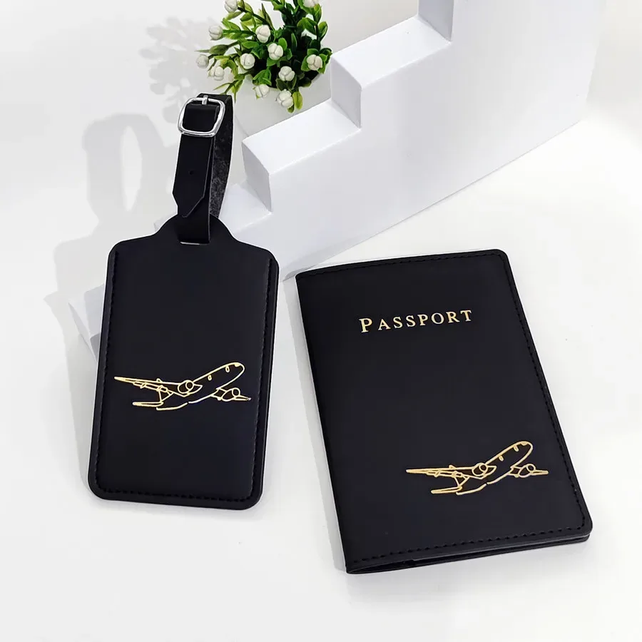pochette passeport cuir simili noir lettre dorée étiquette bagage avion dessin accessoires voyage set deux pièces finition brillante