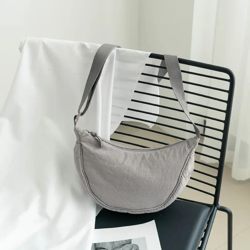 sac bandoulière polyvalent en nylon léger, durable et élégant, disponible en plus de 20 couleurs vibrantes pour un usage quotidien, les voyages et les sorties.