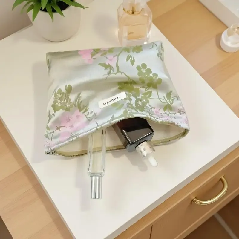 Pochette de maquillage en satin de style chinois, sac de rangement pour produits de soin de la peau, sac d'identité, trousse de toilette, pochette de maquillage à main