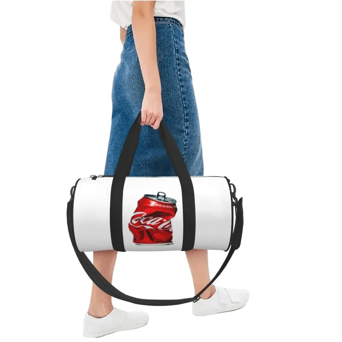 sac voyage polyester motif canette rouge coca cola format ovale poignée bandoulière ajustable usage sport week end