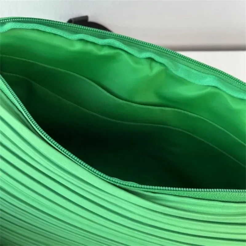 sac bandoulière miyake japonais décontracté et sportif, plissé, style gyoza, pour hommes et femmes, avec grande capacité et fermeture éclair simple -- sans étiquette