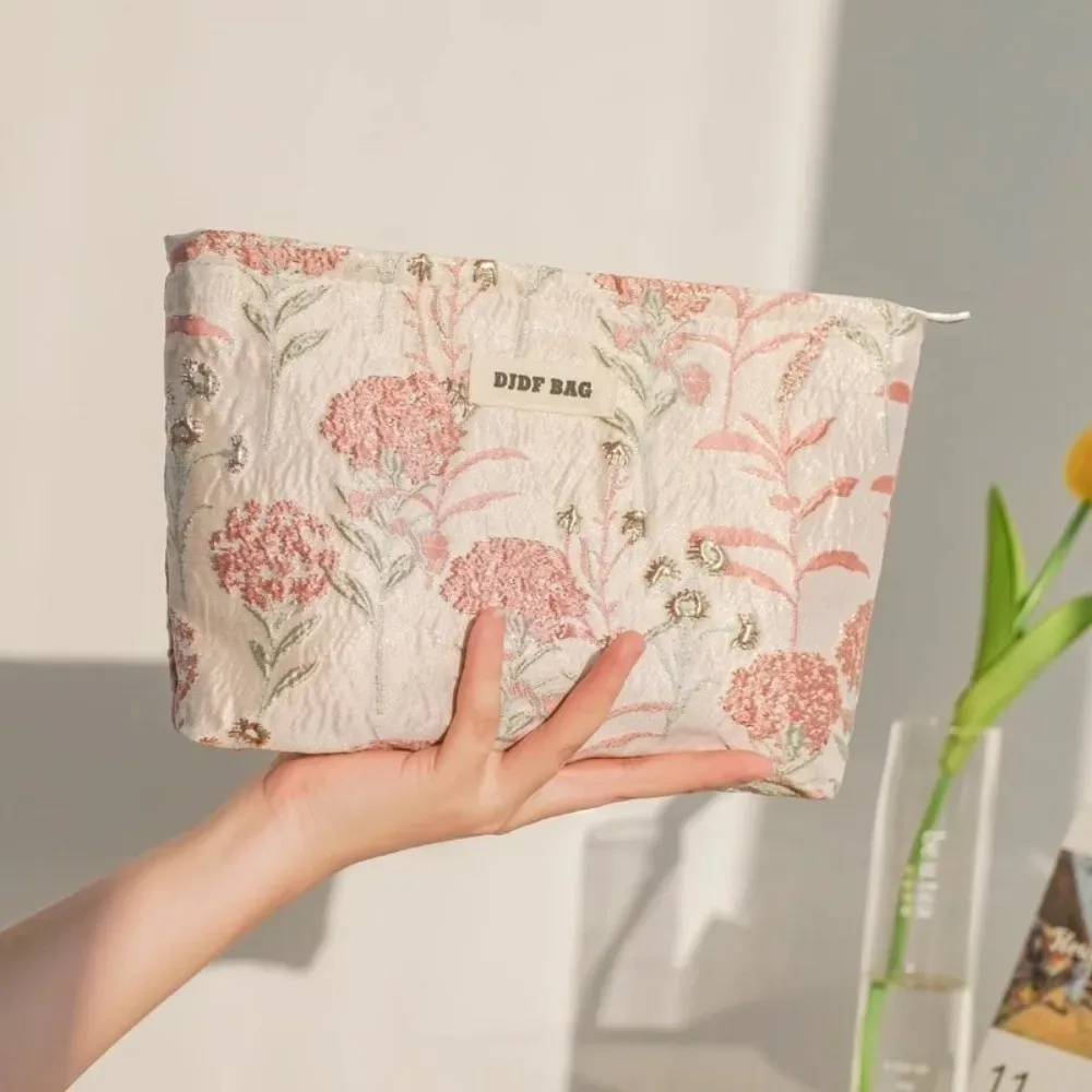 Nouveau sac de maquillage de grande capacité sac à cosmétiques à fermeture éclair brodée florale couleur crème articles de toilette sac de rangement de soins de la peau femmes