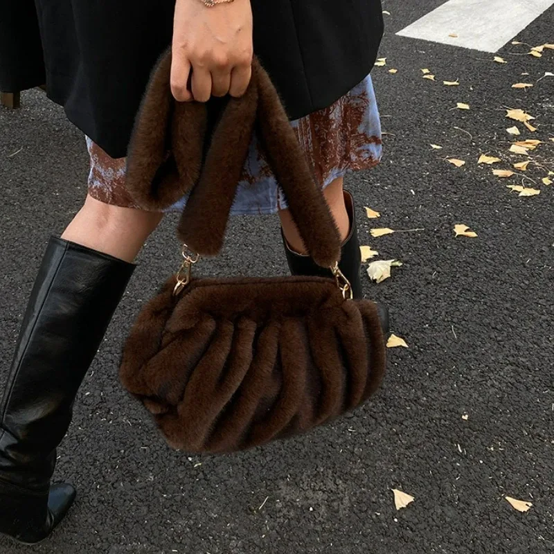 pochette supérieure à texture polyvalente et confortable pour femmes, sac à bandoulière nuage moelleux d'hiver, sac de rangement rétro en fourrure pour les déplacements