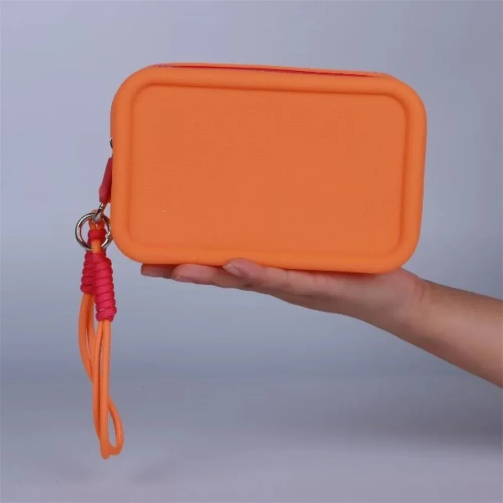 sac de maquillage en silicone couleur bonbon, avec corde de poignet tressée, sacs à cosmétiques portables avec lanière, sac de toilette étanche à fermeture éclair pour rouge à lèvres