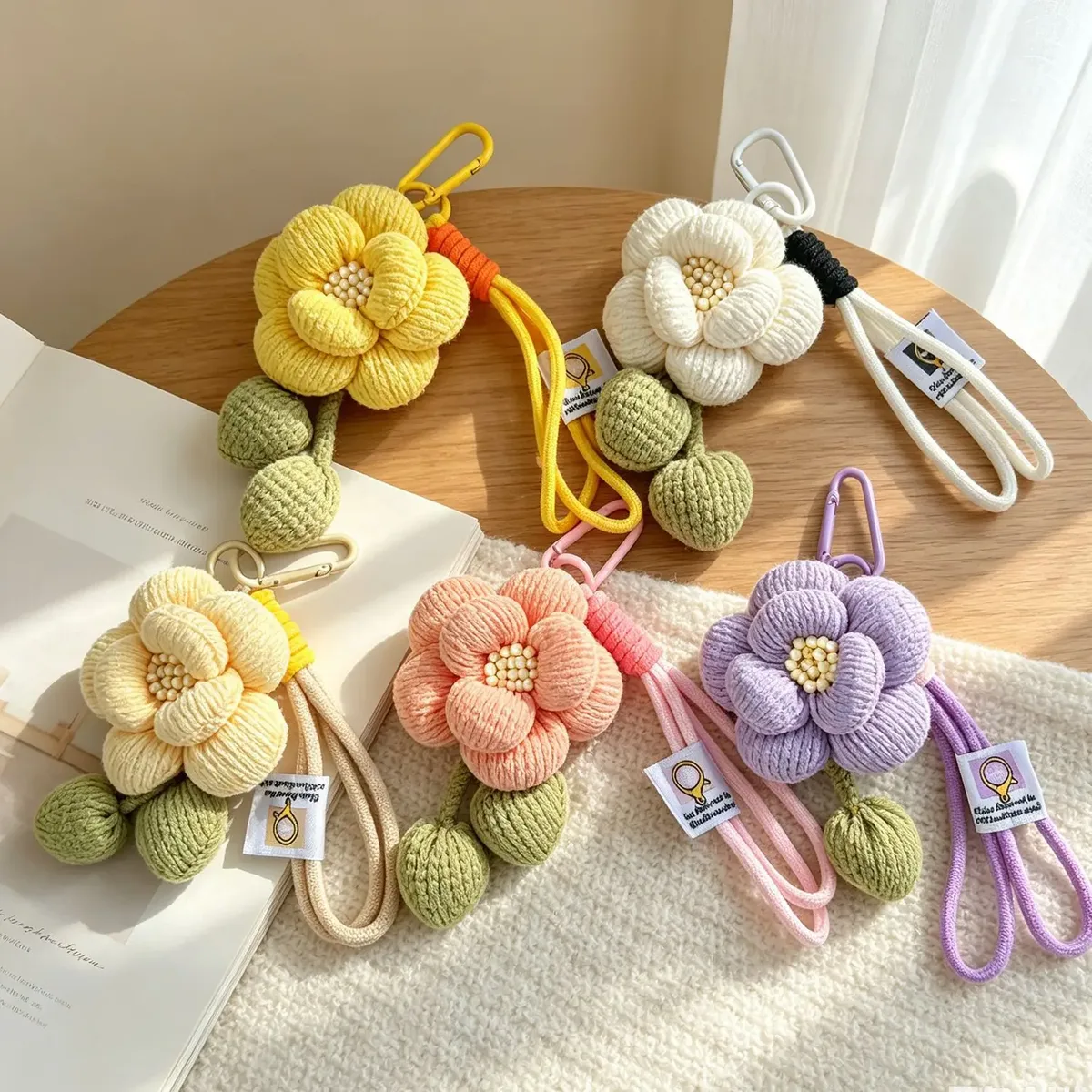 mignon porte-clés floral en tissu rembourré avec sangles en corde pour sacs à main, sacs fourre-tout, sacs à dos et décoration de sacs de tous les jours.