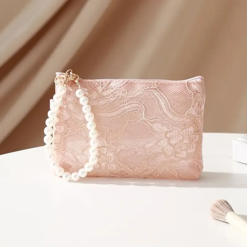 pochette cosmétique en dentelle avec sangle de poignet en perles et design semi-transparent, idéale pour le rangement quotidien du maquillage et les voyages
