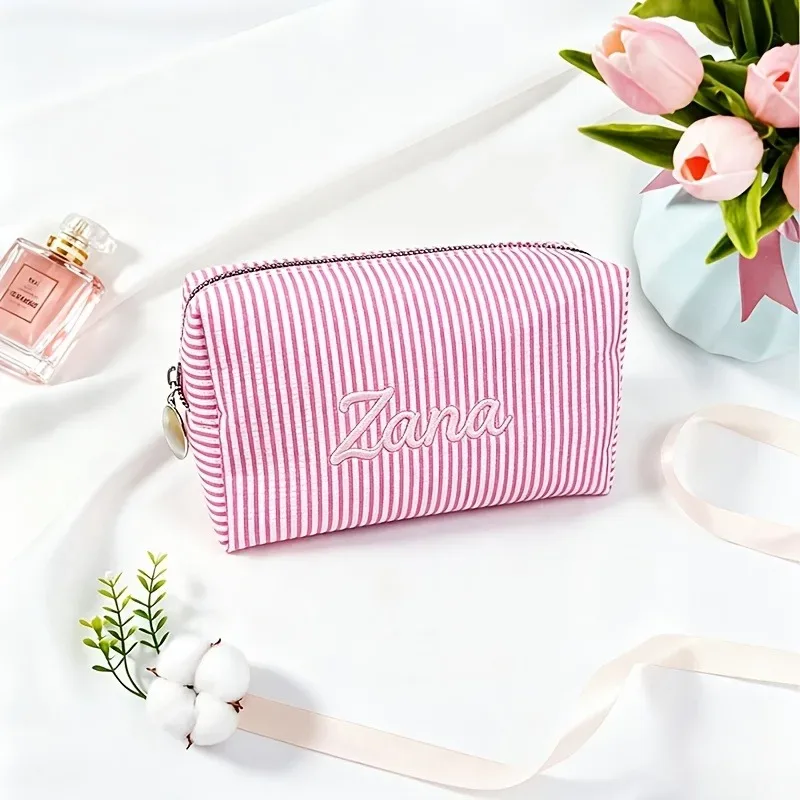 【produits personnalisés】 organisateur de bagages brodé sur mesure, trousse de maquillage brodée personnalisée - trousse de rangement cosmétique avec bande nominative brodée personnalisée, trousse de maquillage avec bande nominative brodée personnalisable, trousse de toilette grande capacité en tissu seersucker, trousse de rangement portable pour produits de soin de la peau pour les voyages, organisateur de pinceaux de maquillage couleur macaron, trousse à crayons multifonctionnelle pour étudiants, broderie personnalisée du nom diy pour les amies, plusieurs couleurs disponibles
