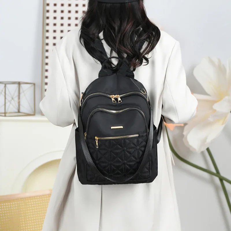 sac à dos élégant en nylon matelassé pour femmes, sac à dos avec quincaillerie dorée, sac à bandoulière multi-emplacements pour les activités de voyage et de shopping décontractées