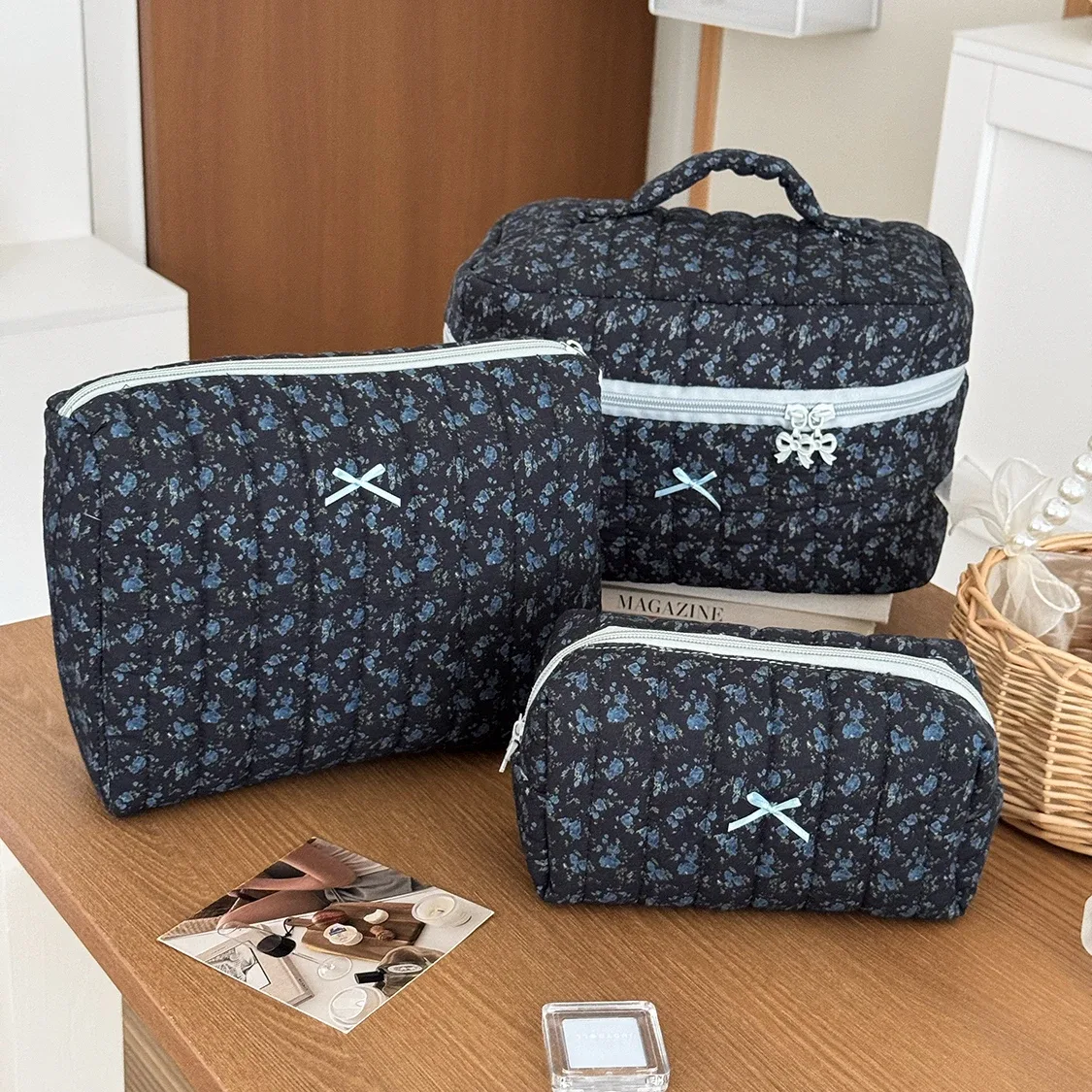 sac de maquillage de personnalité noir et blanc pour femmes, grande capacité, fleur bleue, pochette de rangement de cosmétiques, sac à main de toilette pour dames, sac à fermeture éclair