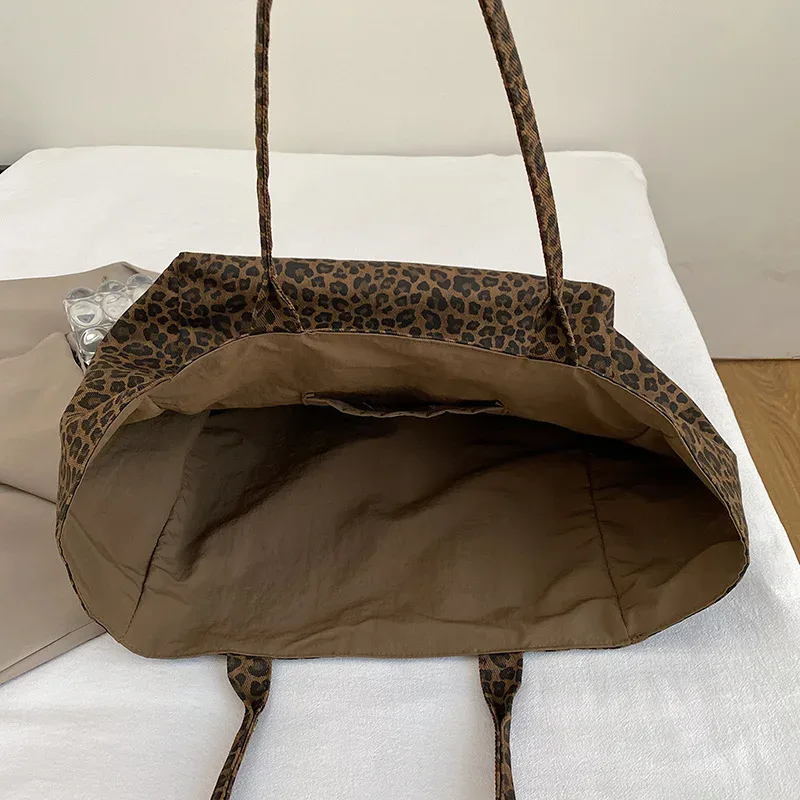 sac à bandoulière imprimé léopard pour femmes, texture simple, fourre-tout à poignée, sac de rangement décontracté polyvalent et pour les déplacements