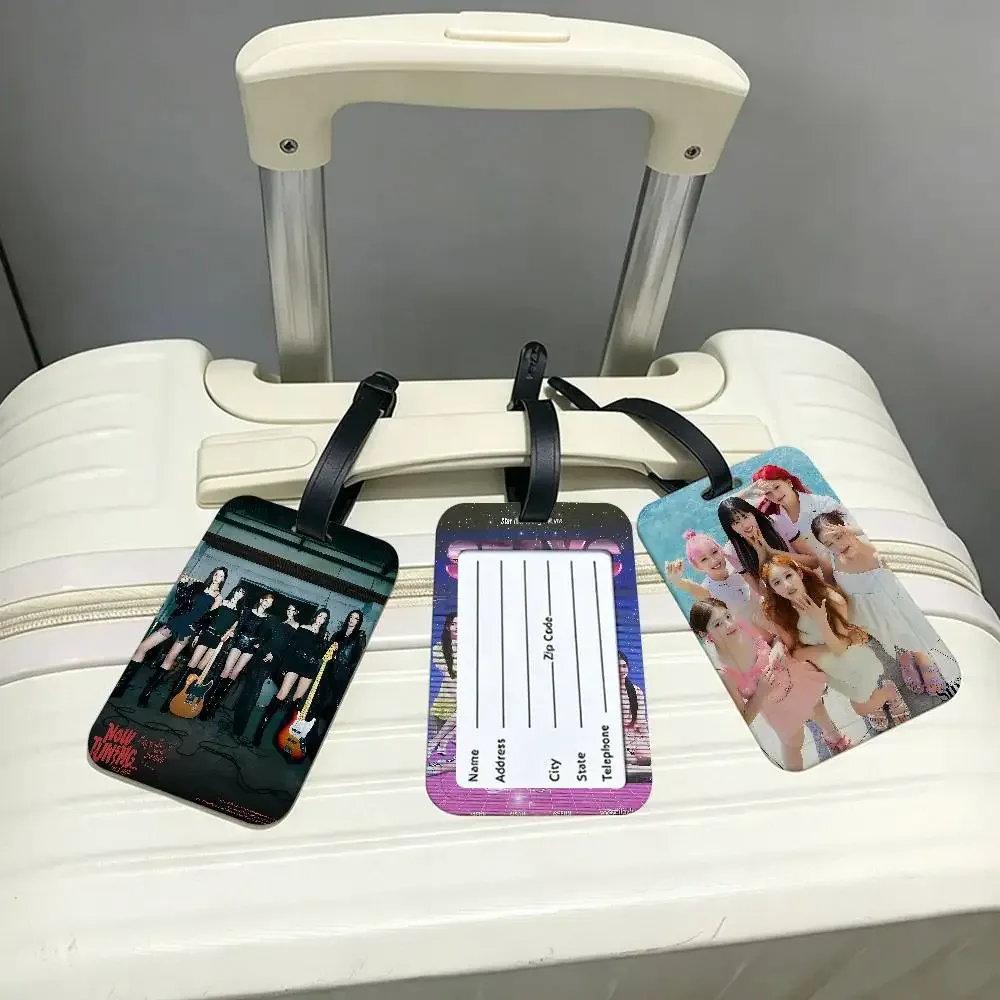 étiquette de bagage en pvc multi-scènes du groupe kpop s-stayc, design anti-perte avec carte d'information pour sac à dos et bagages de voyage.