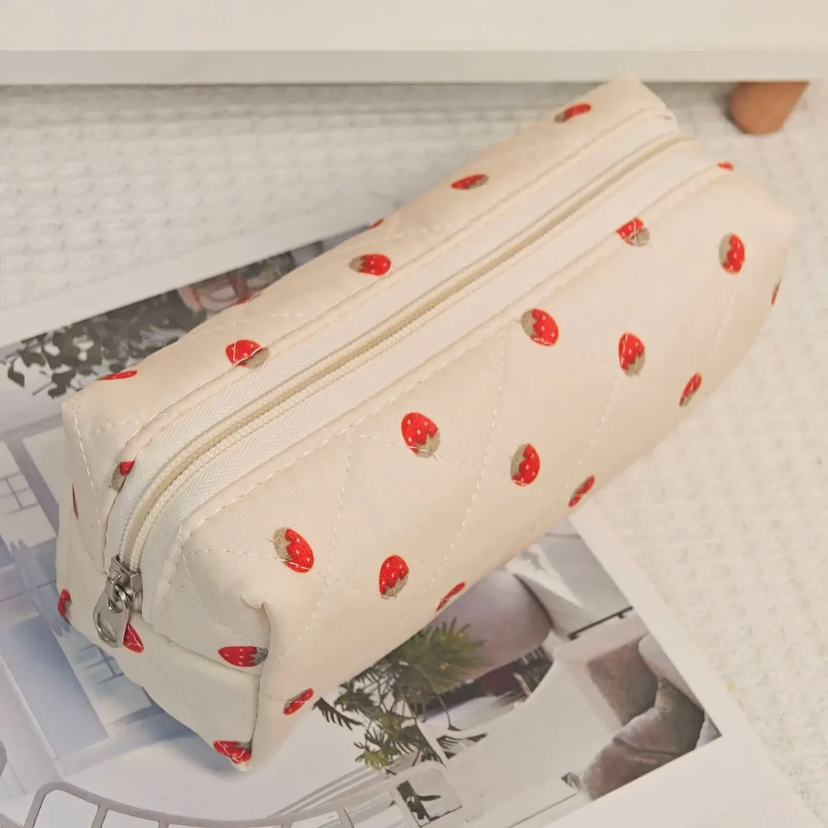 sac de rangement de maquillage fraise pour femmes, grande capacité, pochette matelassée pour dames, fourre-tout portable, sac à cosmétiques à fermeture éclair