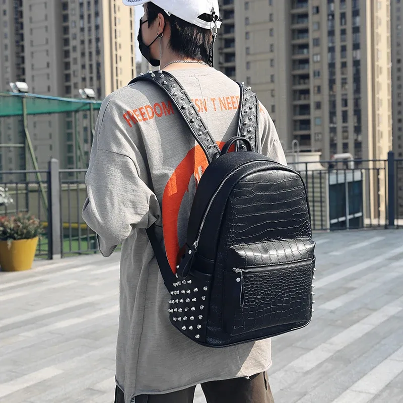 sac à dos pour homme tendance avec rivets, grande capacité, motif crocodile, sac à dos pour ordinateur portable 15,6 pouces, sac de voyage décontracté, sac à dos en cuir pu noir