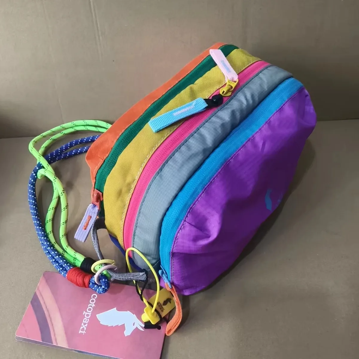 sac de rangement et de transport alpaca dopamine-coloured, doté de trois compartiments principaux zippés pour une séparation organisée. portable et réutilisable