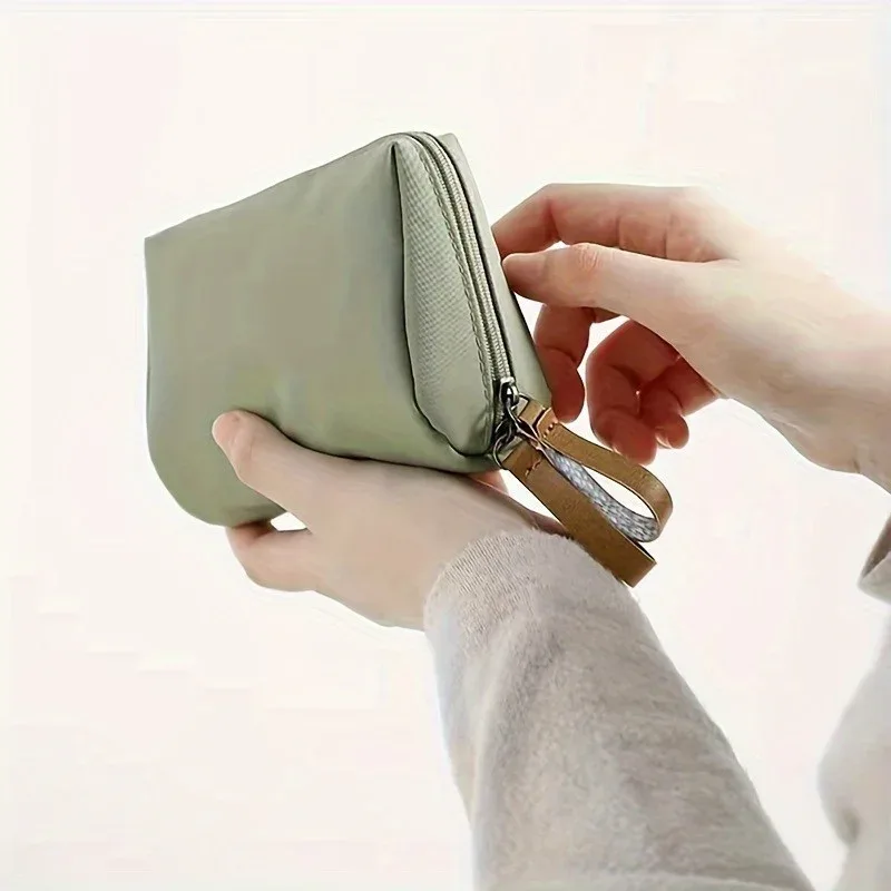 trousse de maquillage pour femmes compacte, portable et étanche, structure en polyester durable, mini trousse de maquillage inodore, 1 pièce
