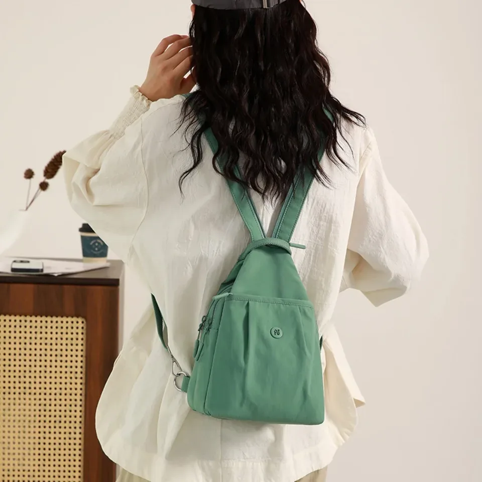 sac dos nylon gris pastel imperméable compartiment intérieur bandoulière arquée poche limon trapézoïdale voyage femme