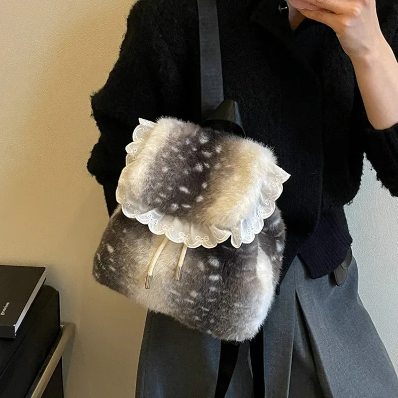 sac à dos en peluche tendance avec rabat à volants en dentelle, grande capacité, sac de voyage décontracté, sac d'école vintage, sac à dos doux et mignon pour femmes.