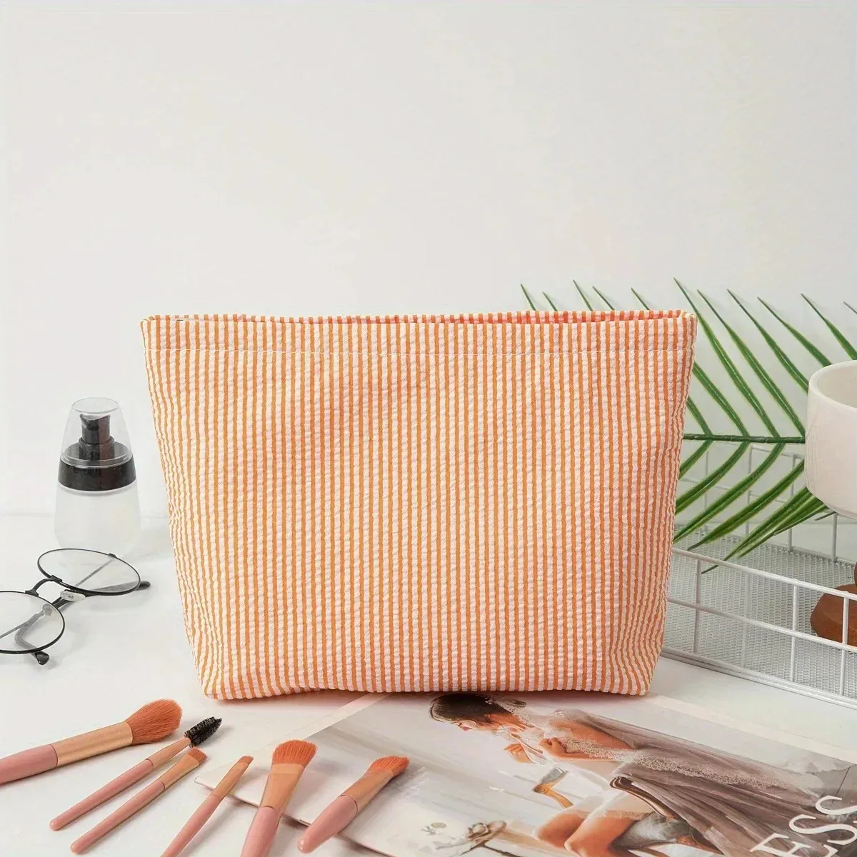 pochette de toilette brodée personnalisée à rayures, idéale pour le rangement des articles de beauté quotidiens, cadeau parfait pour les fêtes
