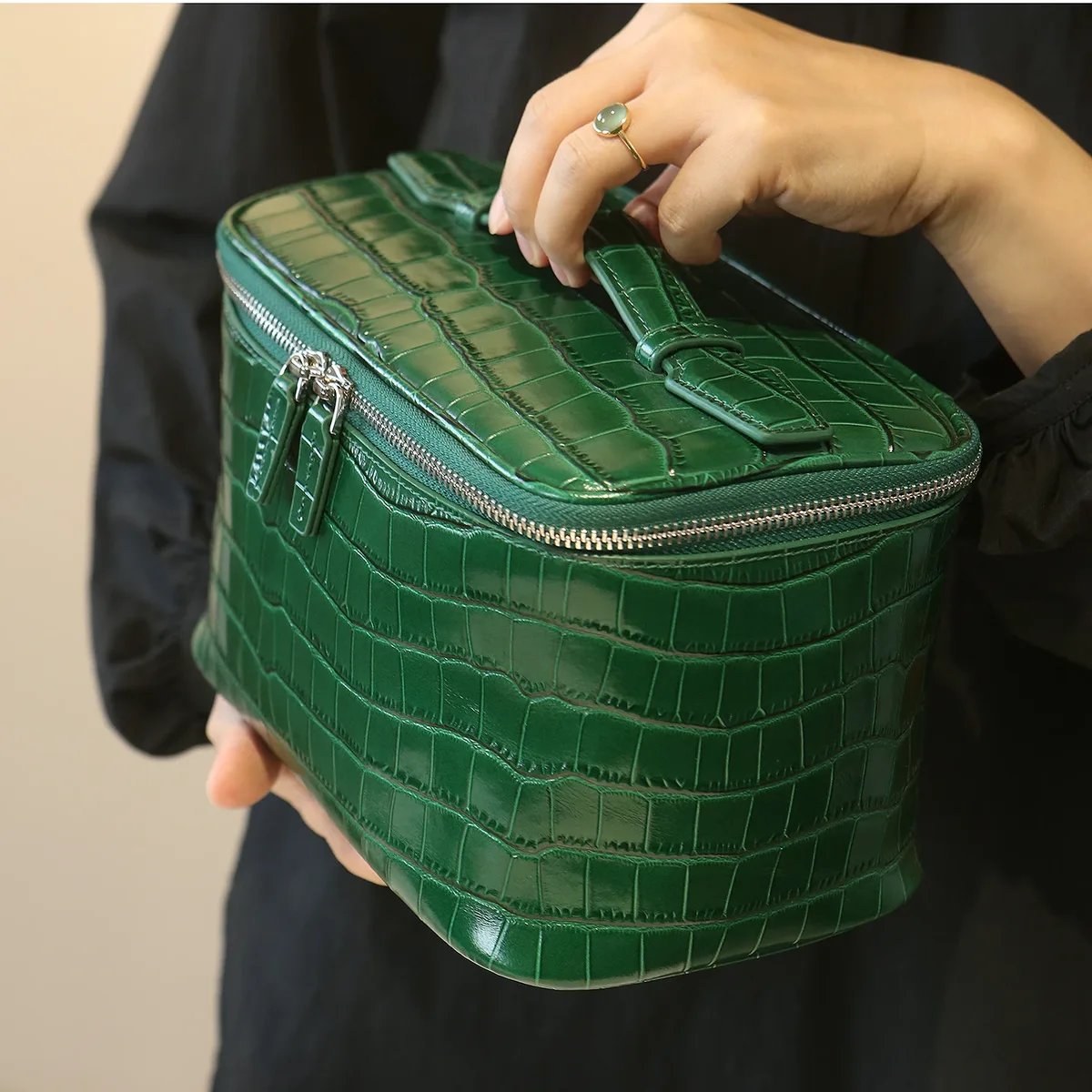 sac de maquillage en cuir de vachette à motif crocodile, nouveau, avec initiales gratuites, sac de toilette portable de voyage, grande capacité, sac de rangement pour cosmétiques