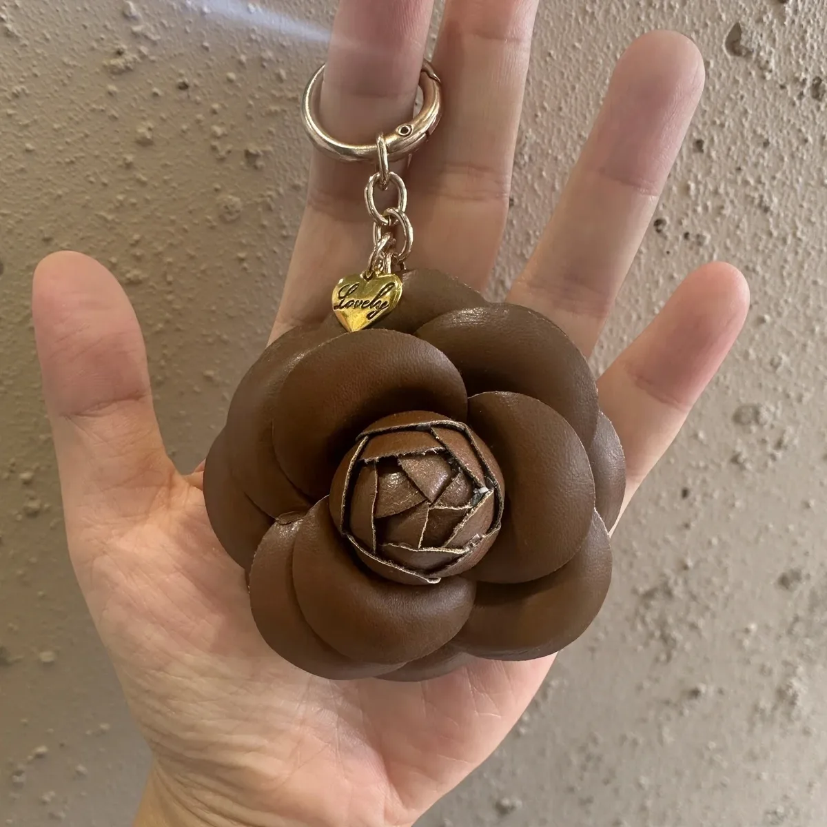 Porte-clés élégant en cuir PU avec camélia, pendentif floral pour sac à dos, sac à main, breloque florale, cadeau pour femme, décoration esthétique