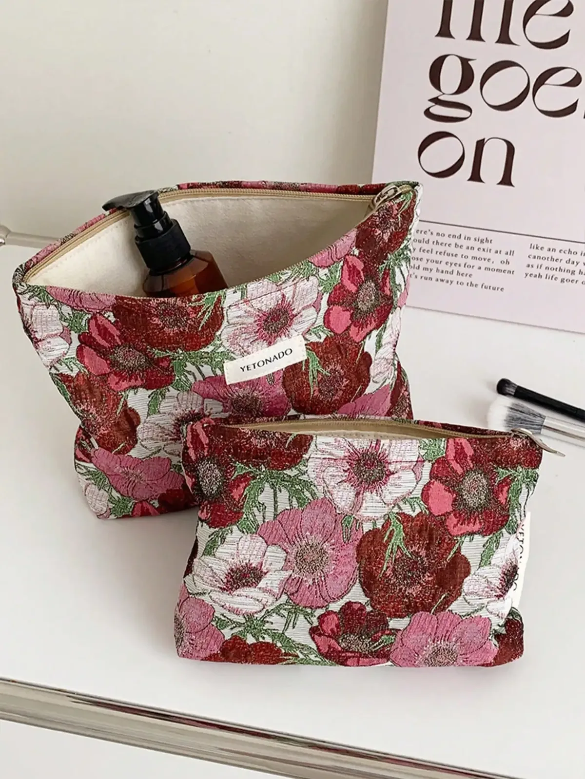 trousse polyester motif floral rose rouge voyage maquillage toile brillante petit rectangulaire fermeture glissière dorée
