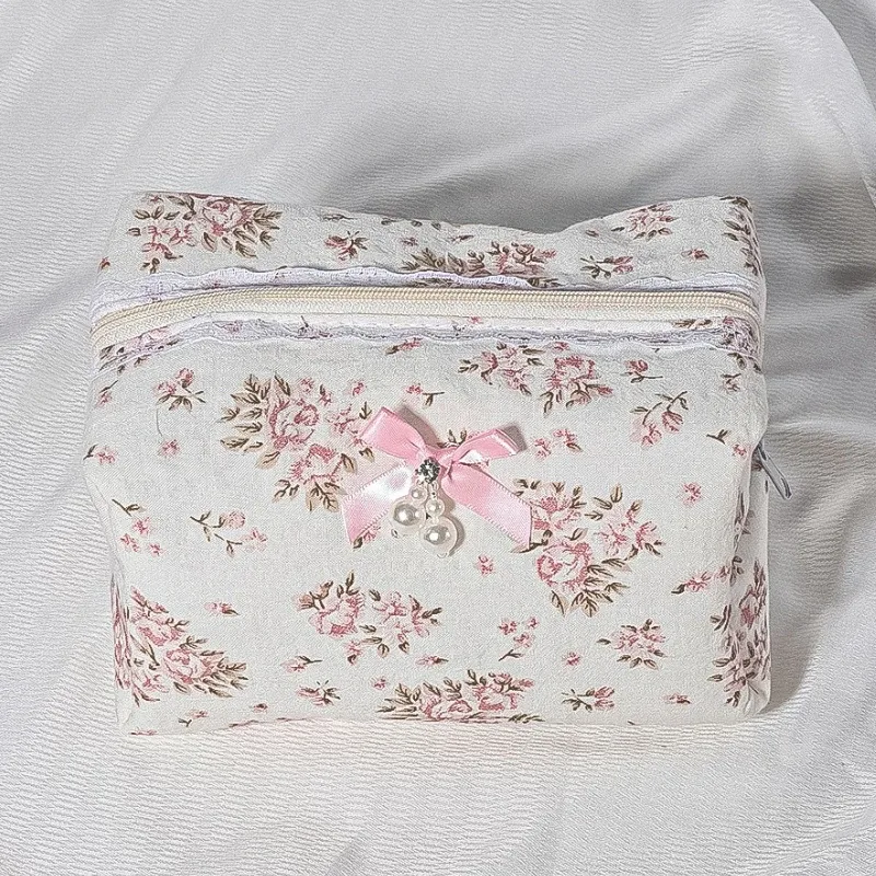 trousse de maquillage élégante en dentelle blanche, pochette cosmétique de mariée matelassée avec nœud brodé floral, cosmétique cadeau de toilette de voyage pour femmes