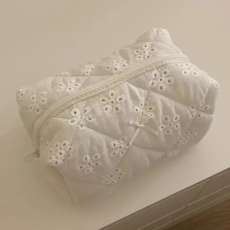 trousse de toilette de voyage pour femme, élégante pochette à maquillage en dentelle blanche, pochette à cosmétiques matelassée pour mariée avec broderie florale et nœud