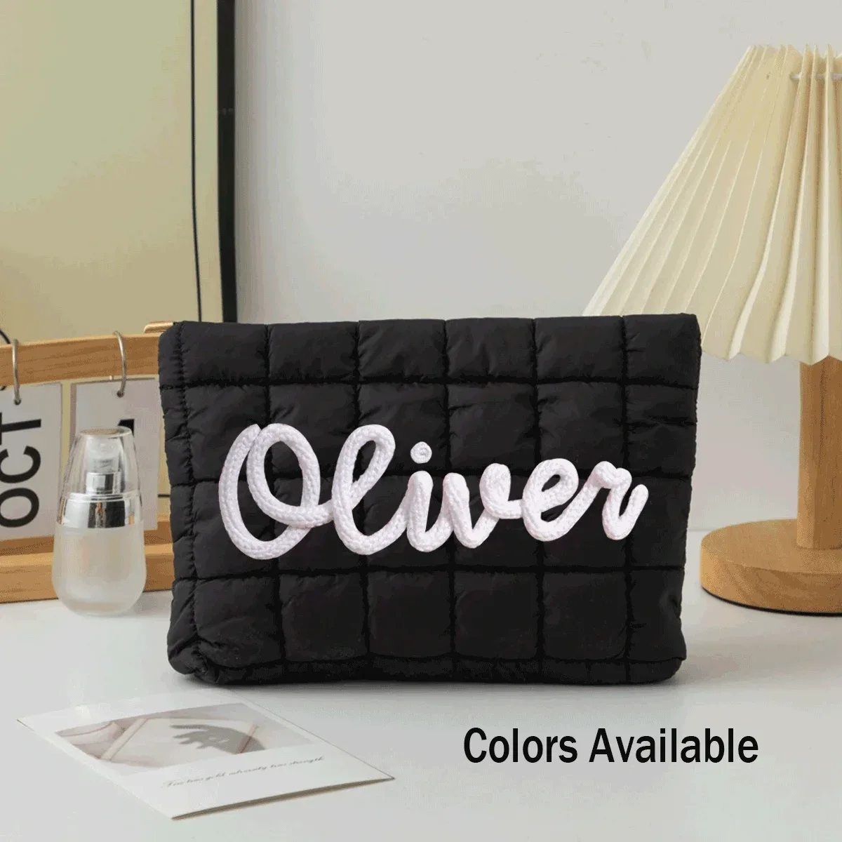 pochette à maquillage personnalisée — pochette zippée matelassée avec nom personnalisé | sac cadeau de voyage | organisateur de voyage portable ultra-doux