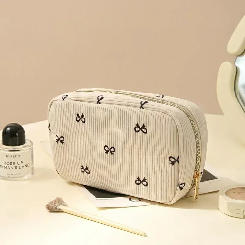 pochette de maquillage portable en velours côtelé pour femmes, pochette de rangement minimaliste pour cosmétiques de voyage, organiseur doux pour les articles de beauté quotidiens
